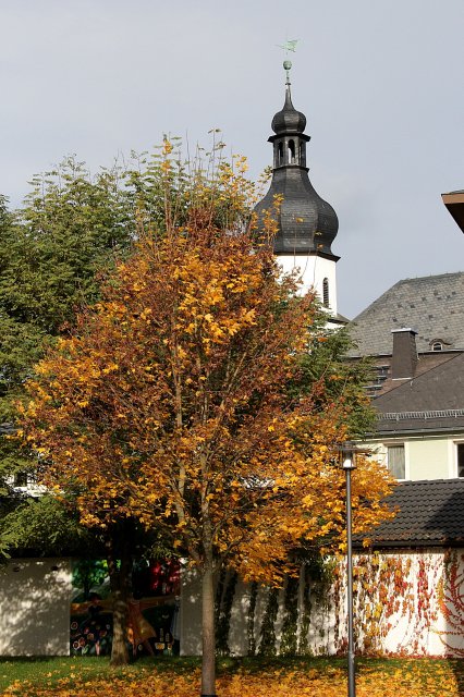 Evangelische Kirche im Herbst
